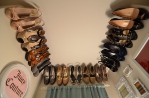 Ways to store heeled shoes: ceiling molding
